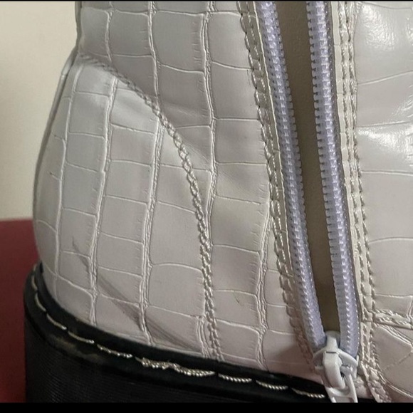 White boots with chain! Only worn once! - Picture 4 of 4